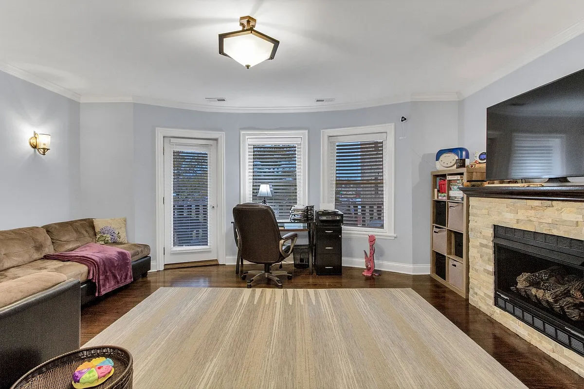 Building Photo - 5726 N Mozart St #3B