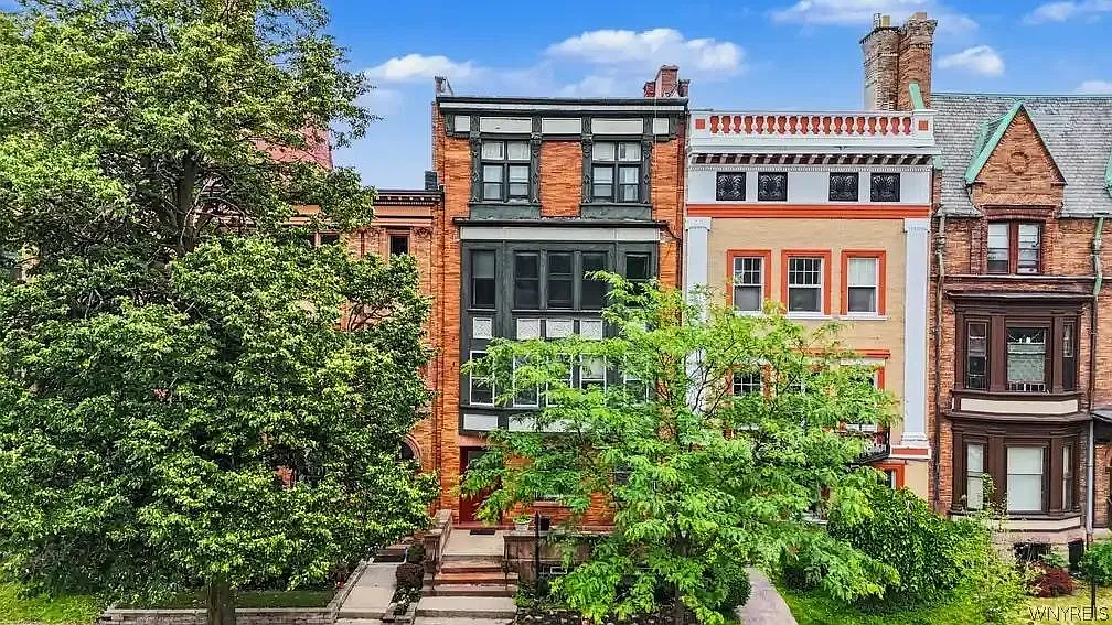 2 bed, 1.0 bath, 7125 sqft, $1,400 — Photo 1