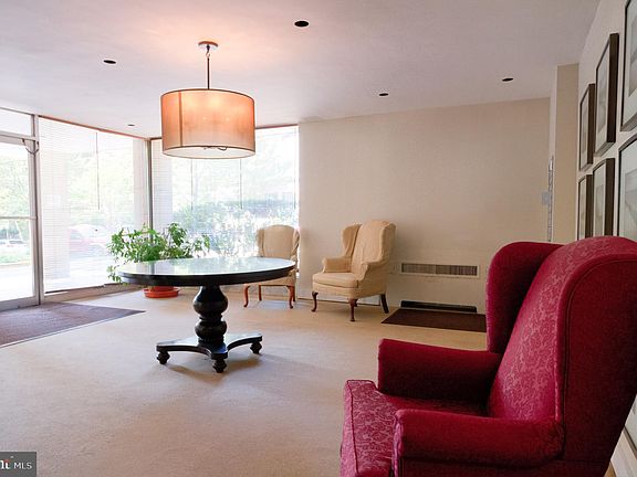 3rd image of 3033 New Mexico Ave NW APT 204