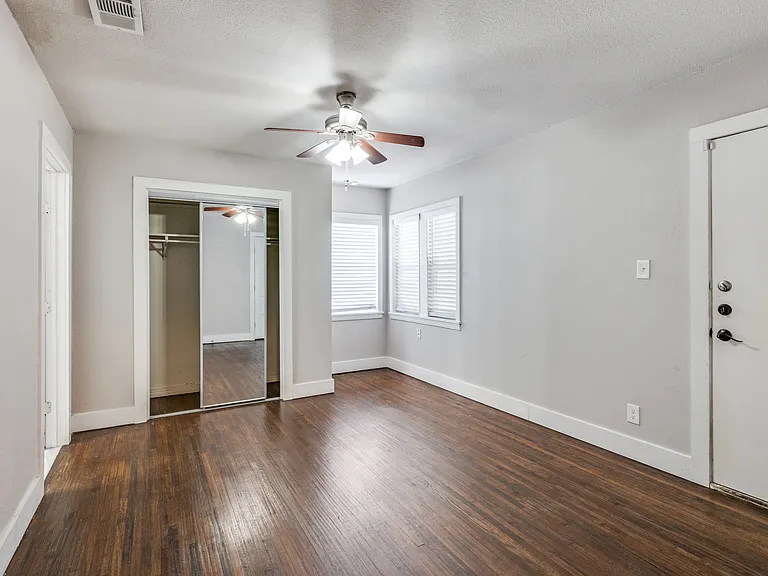 4229 Valentine St — Photo 10