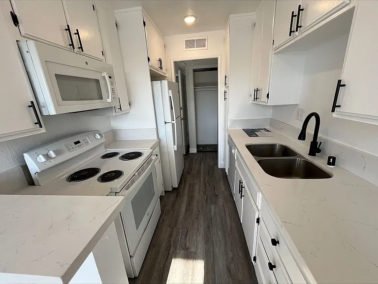 245 South Serrano Ave — Photo 20