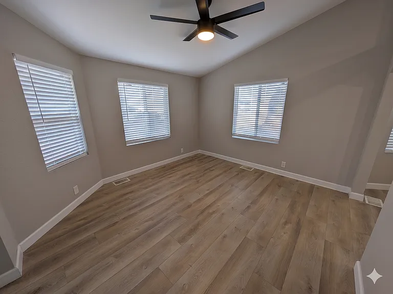 700 E Washington St #3 — Photo 5