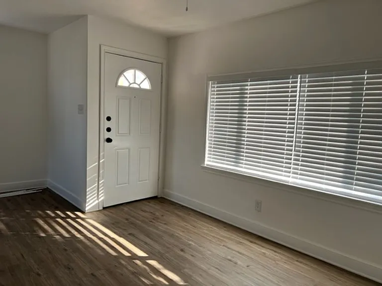 734 S Crockett Dr — Photo 3