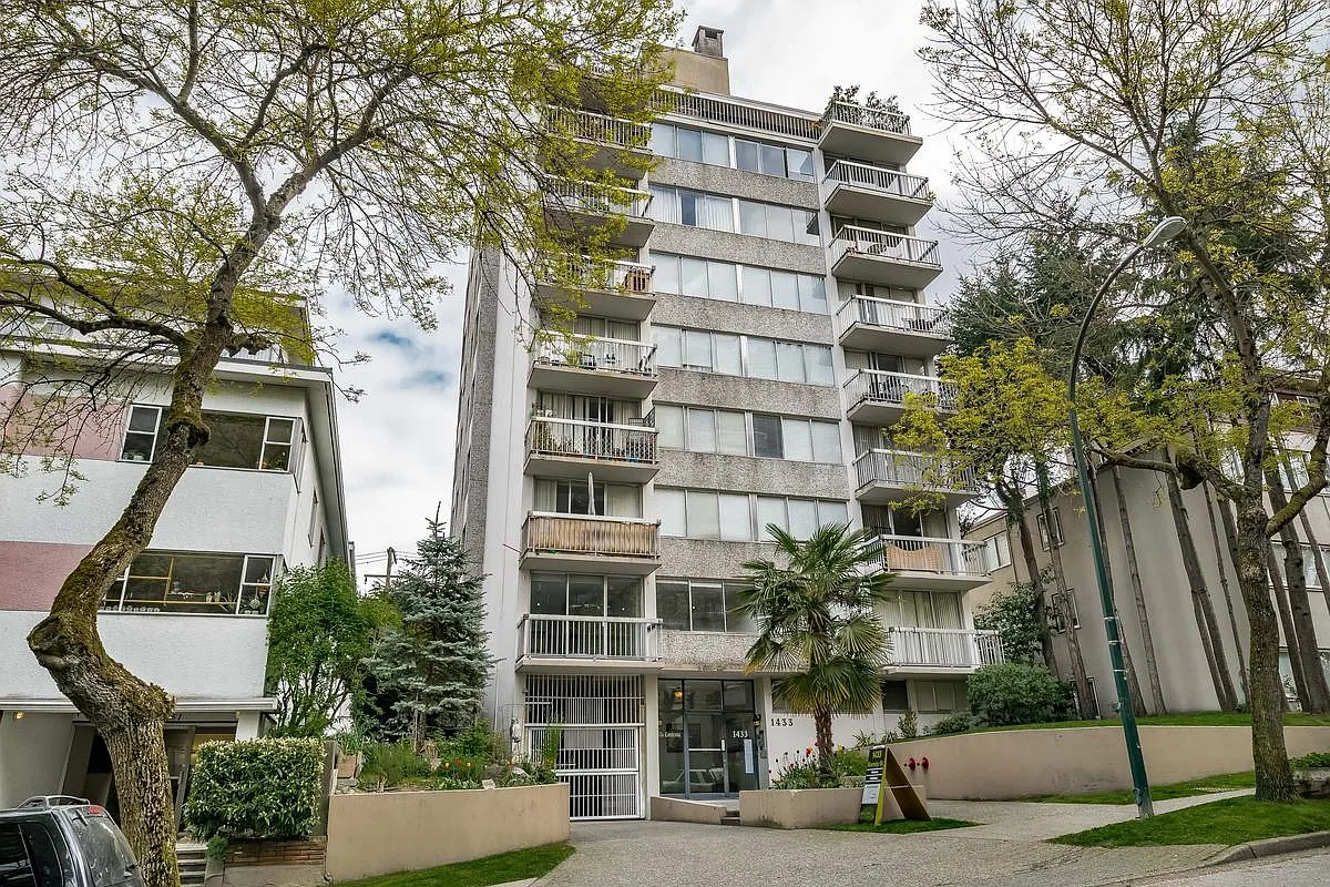 1433 Burnaby Street — Photo 2