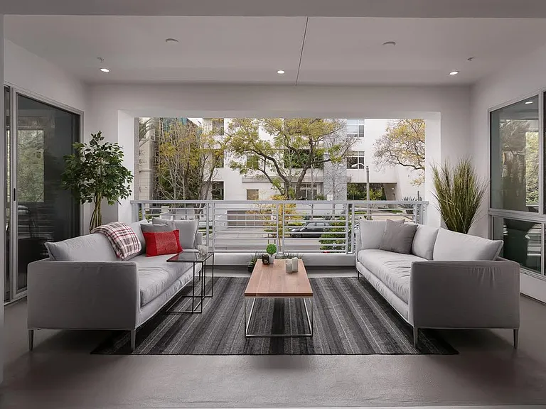 450 N Palm Dr #206 — Photo 1