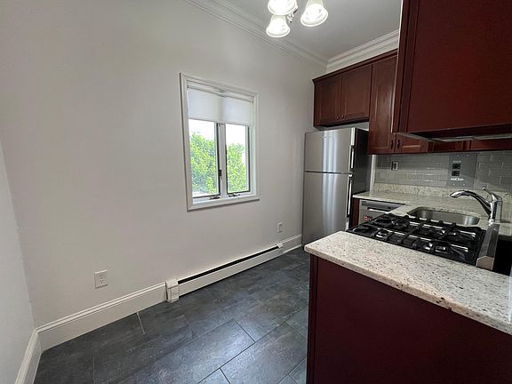 5th image of 192 Pine St Unit 2