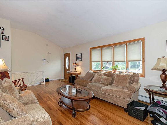 5th image of 4 Cutchogue Ln
