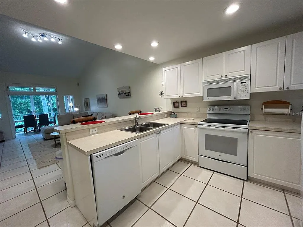 2 bed, 2.0 bath, 1117 sqft, $4,000 — Photo 4