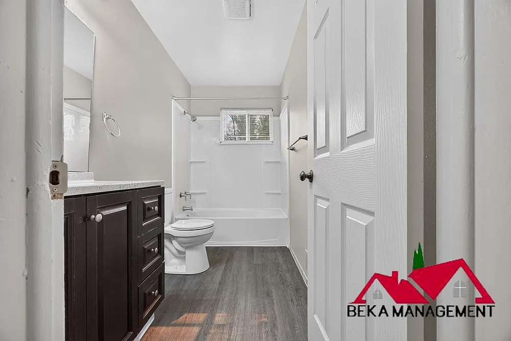 3 bed, 1000 sqft, $1,300 — Photo 1