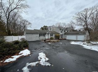 75 Whiskey Rd, Coram, NY 11727