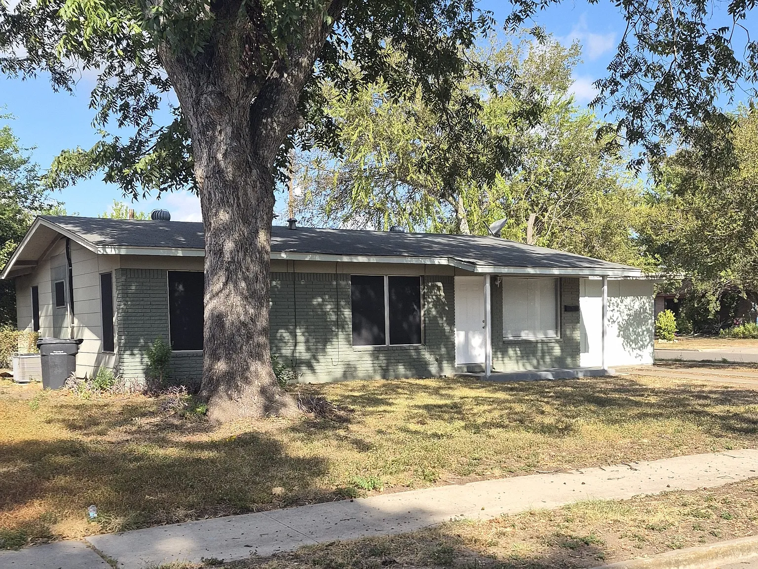 4 bed, 1640 sqft, $1,750 — Photo 2