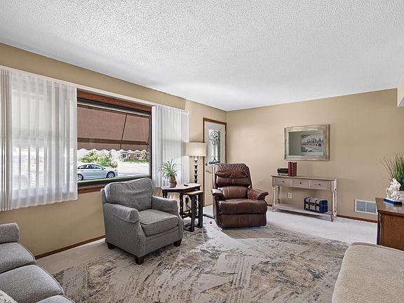 4th image of 340 Sunrise Ln N