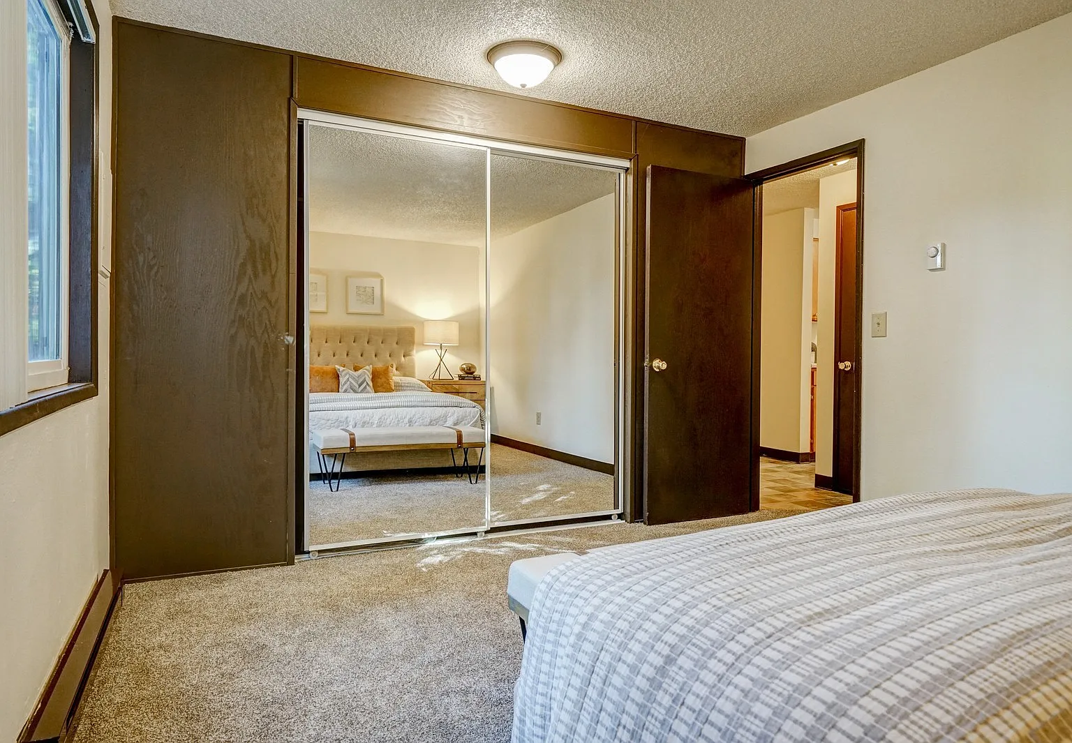 Air Conditioned, Spacious Apartments! Free Water/Sewer/Garbage — Photo 2