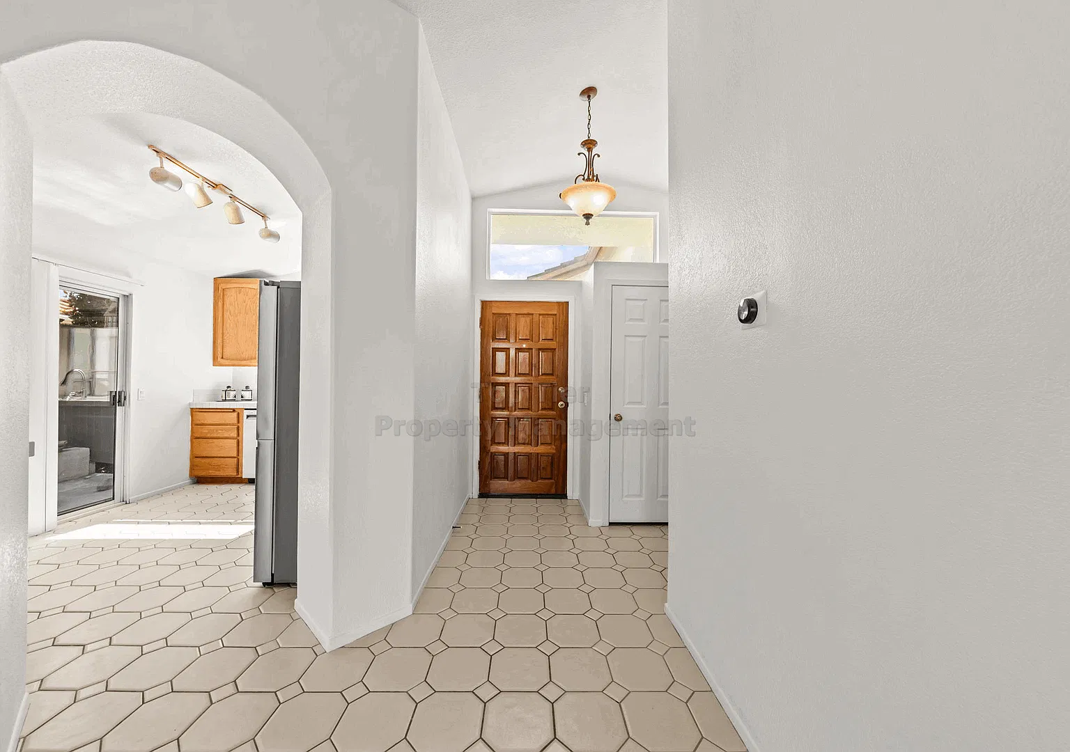 Rare Single Story Detached Home In Oceanside |2 Bed, 2 Bath| Available Now! — Photo 3