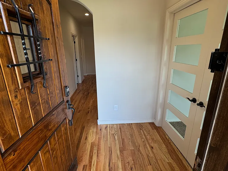 912 W Fargo St — Photo 3