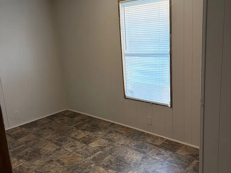 707 Francis St E — Photo 5