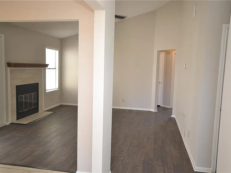 1105 Green Valley Cv — Photo 7