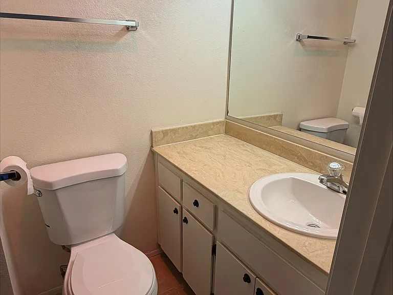 College Ave Apts. — Photo 23