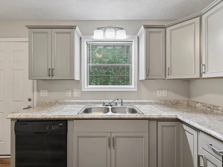 Rossview Rd - 333 — Photo 13