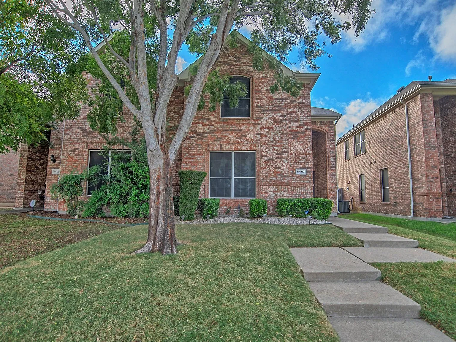 3 bed, 2.5 bath, 1699 sqft, $2,400 — Photo 1
