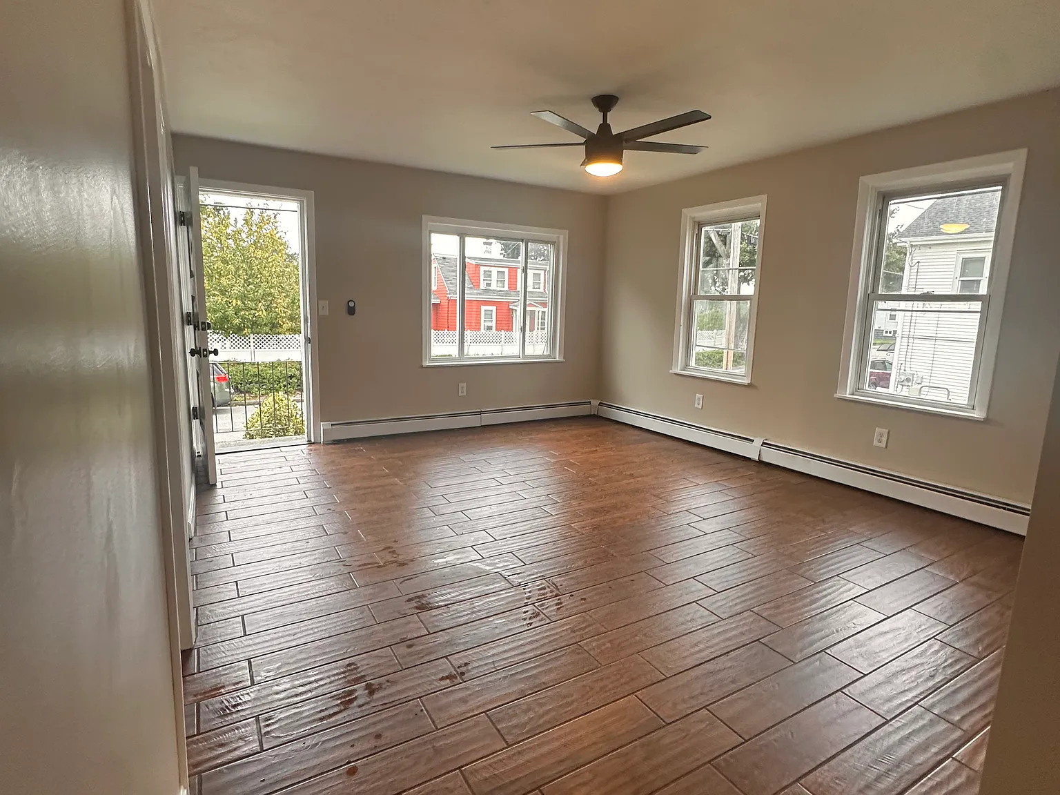 3 bed, 1000 sqft, $2,350 — Photo 3