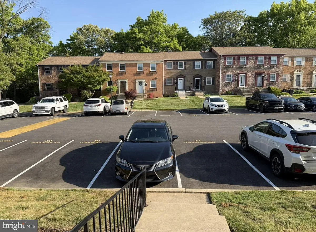 Building Photo - 6526 Beechwood Dr #14