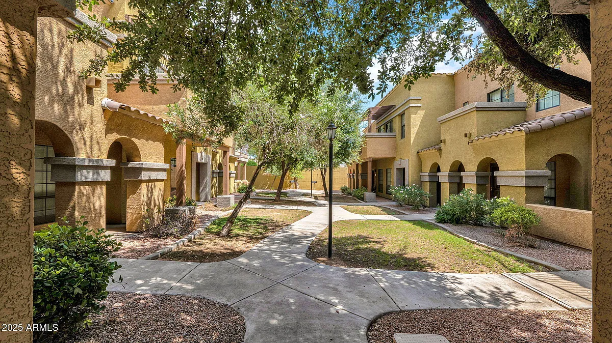 Building Photo - 1702 E Bell Rd #113