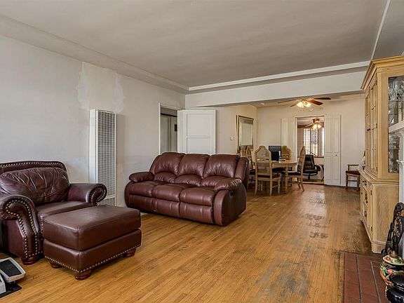 3rd image of 4424 W 61st St