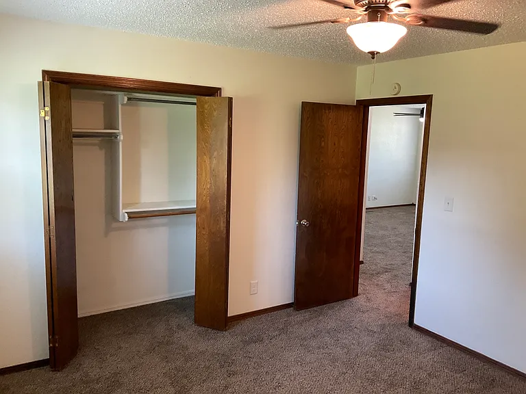 1106 Hillside Dr — Photo 6
