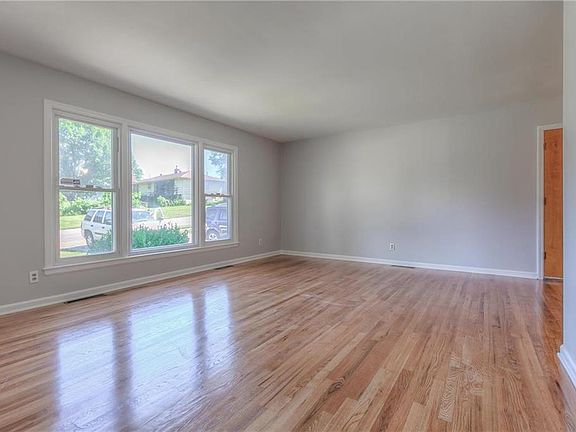 4th image of 9808 Belmont Ave