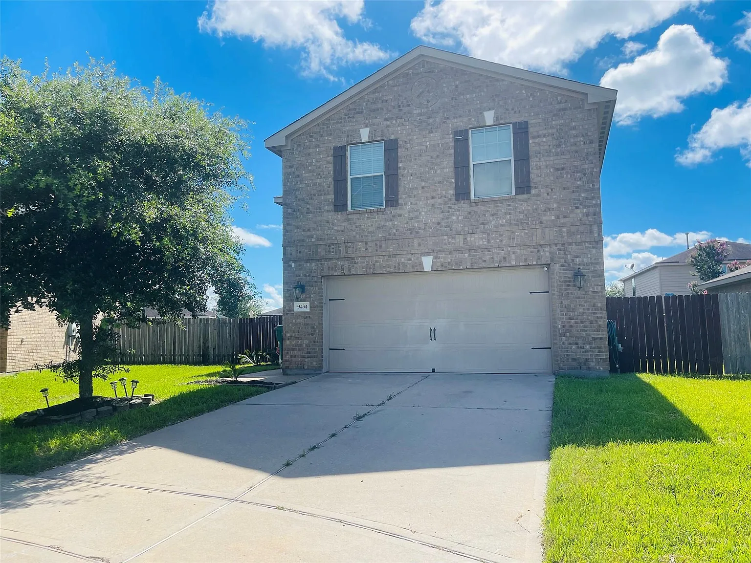 4 bed, 2.5 bath, 2087 sqft, $2,290 — Photo 2