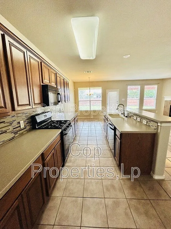 4 bed, 3.0 bath, 2708 sqft, $2,395 — Photo 4