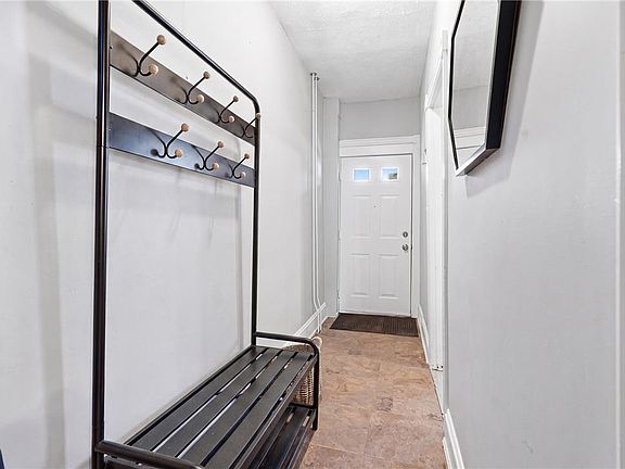 4th image of 919 Spring St