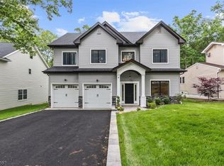 4 Woodcrest Dr, Livingston, NJ 07039