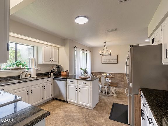 3rd image of 148 Deer Lake Cir