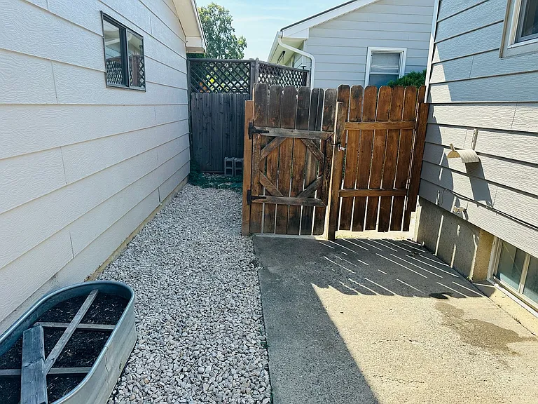 2038 Lewis Ave — Photo 35