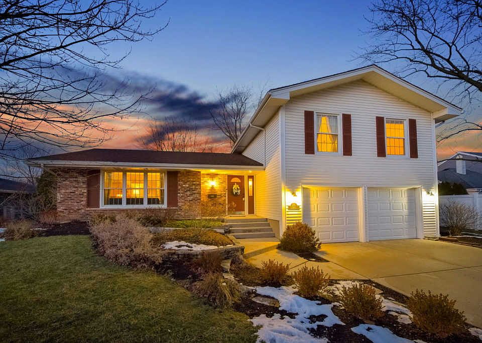 1st image of 23W270 Cambridge Ct