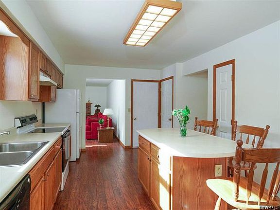 4th image of 21 Crestwood Ln
