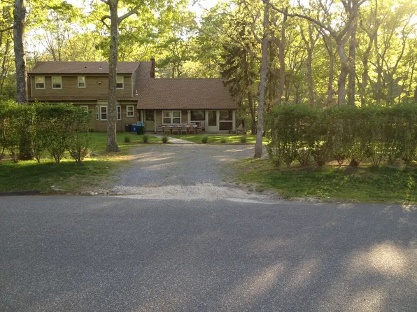 https://photos.zillowstatic.com/fp/3883e808eaf09ac6ef7a4034fea7b6fc-p_e.webp