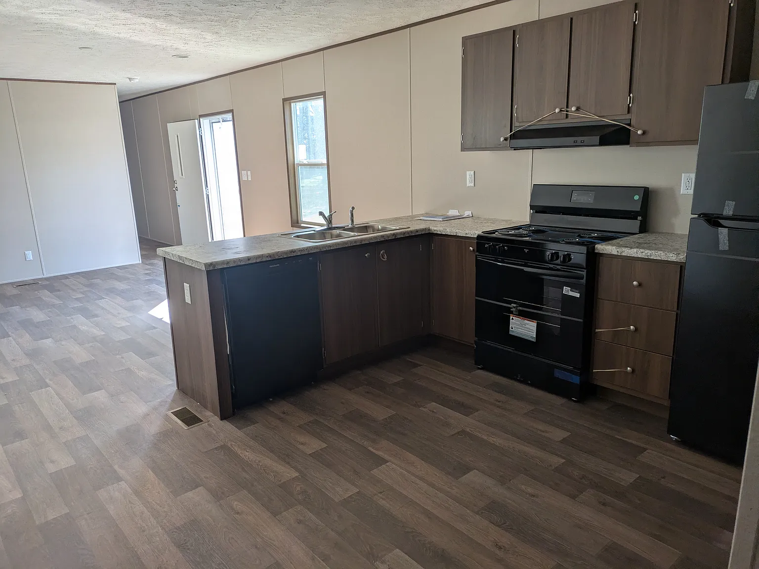 3 bed, 1200 sqft, $1,100 — Photo 3