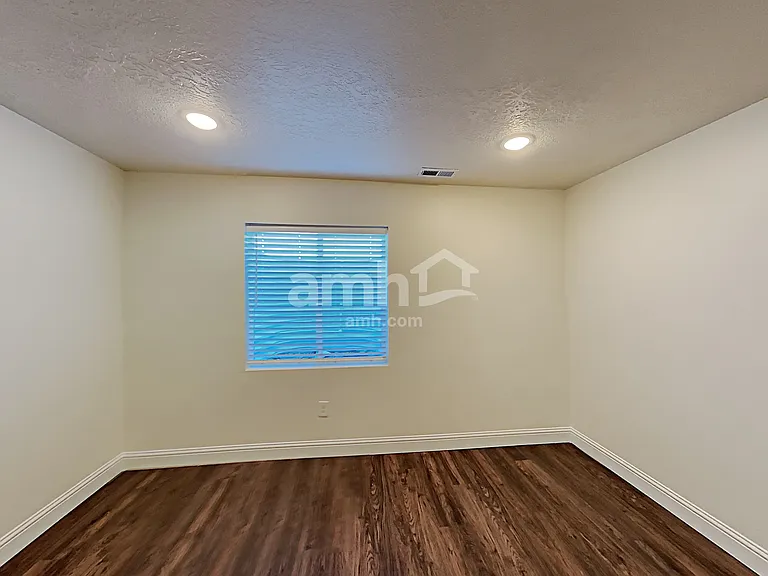 1436 E Allen Ln — Photo 20