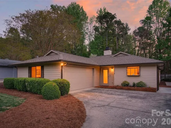 9018 Saint Lucia Ln, Charlotte, NC 28277