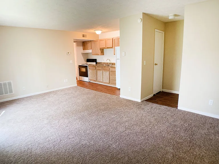 Crown Crossing Apartments — Photo 48