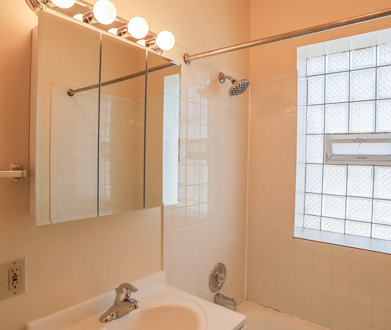 2 bed, 1200 sqft, $2,100 — Photo 3