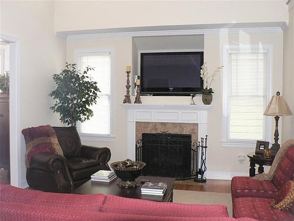 2-story Family Room w/gas fireplace 