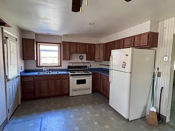 5th image of 2542 Garrison Dr