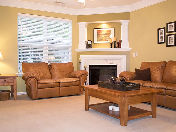 Living Rm, Open to Kitchen