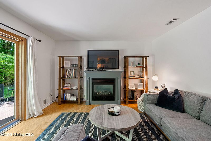 4th image of 67 Meadow Rue Place