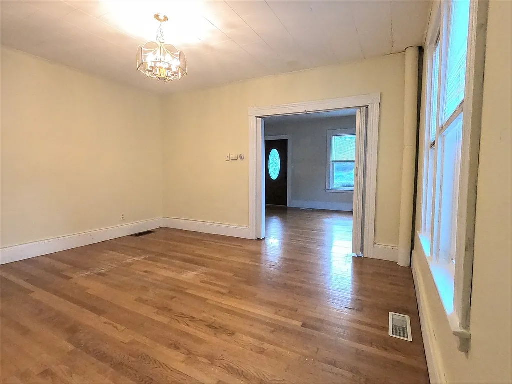 3 bed, 1.0 bath, 1200 sqft, $3,500 — Photo 4