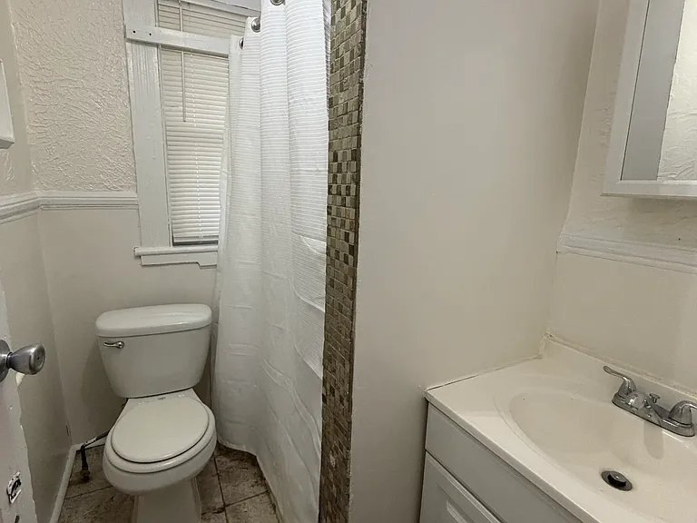 120 Rennell St — Photo 9